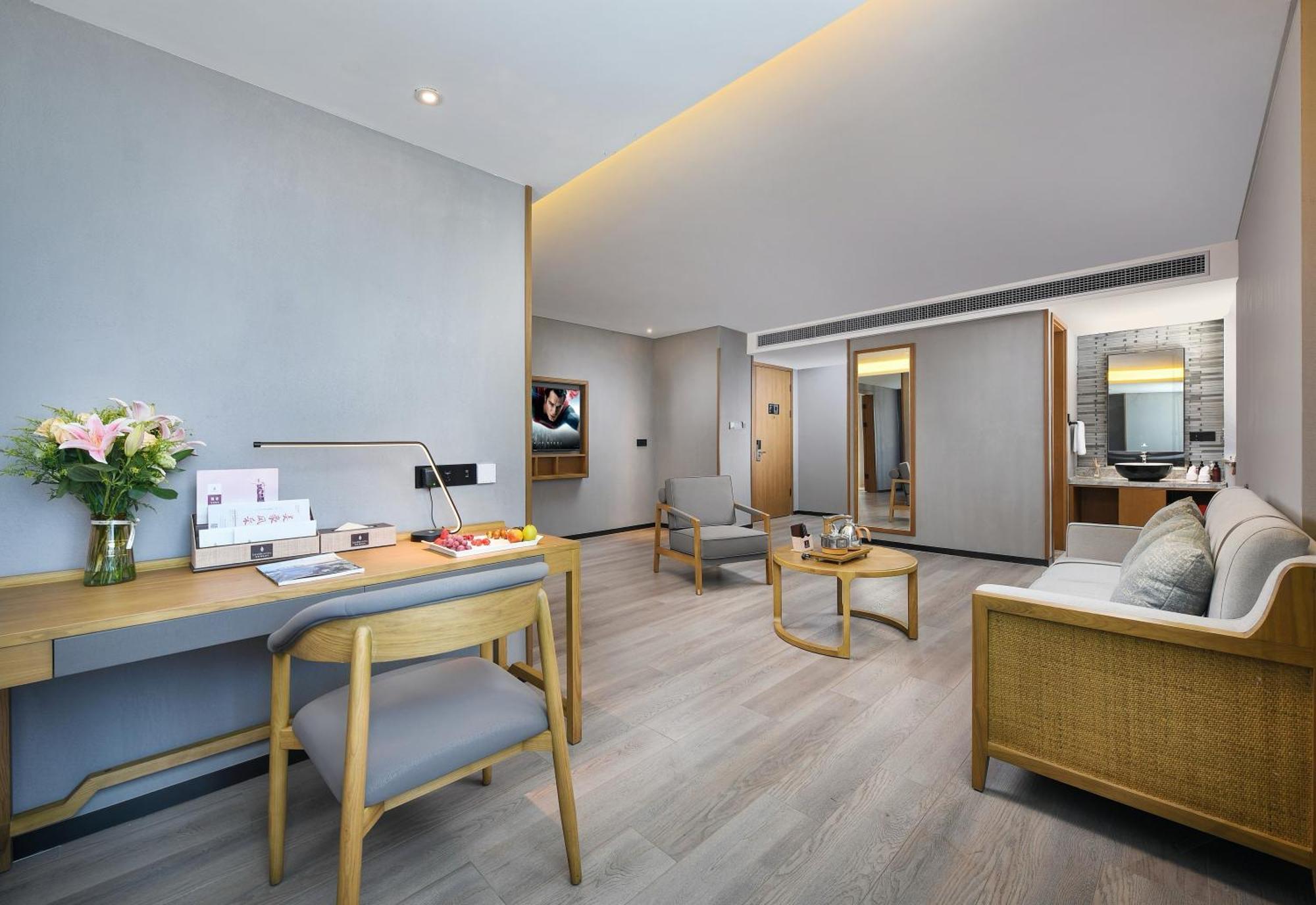 Mehood Lestie International Hotel Nancun Wanbo Metro Station Branch - Free Shuttle Bus To Canton Fair Complex During Canton Fair Period & Free Breakfast & Free Afternoon Tea & Free Midnight Snack & Free Vpn Internet Access 外观 照片