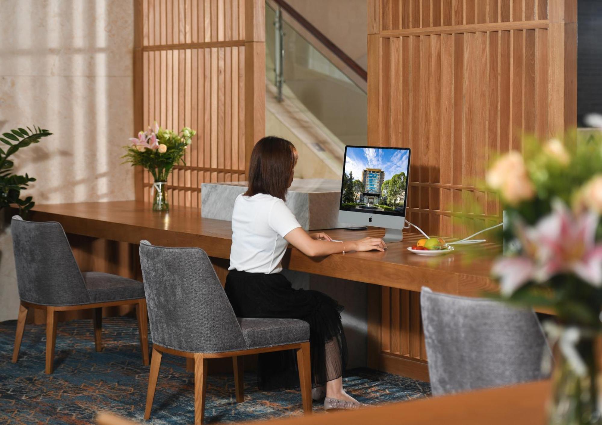 Mehood Lestie International Hotel Nancun Wanbo Metro Station Branch - Free Shuttle Bus To Canton Fair Complex During Canton Fair Period & Free Breakfast & Free Afternoon Tea & Free Midnight Snack & Free Vpn Internet Access 外观 照片
